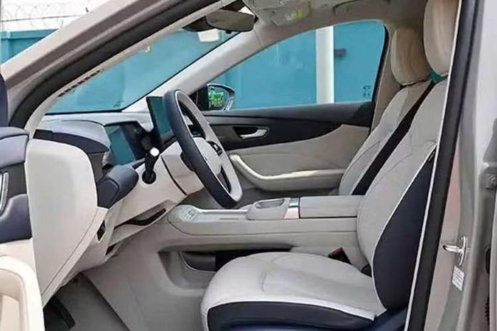 Bản tiêu chuẩn còn có ghế trước chỉnh điện/sưởi/thông gió, 6 túi khí, camera hành trình tích hợp, hệ thống âm thanh 8 loa và cửa gió điều hòa cho hàng ghế sau. Các phiên bản cao cấp được bổ sung đèn viền nội thất 256 màu, ghế trước massage, cửa cốp chỉnh điện, cửa sổ trời toàn cảnh có thể mở, sưởi vô lăng, sạc điện thoại không dây 50 W và bệ tỳ tay tích hợp giá để cốc cho hàng ghế sau.