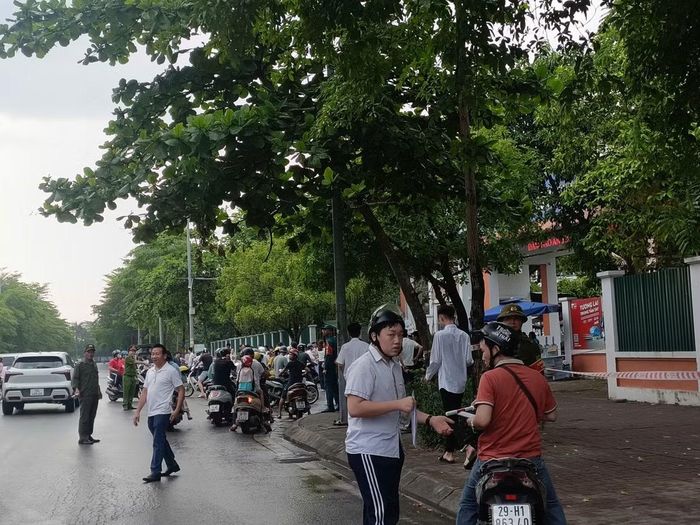  Thí sinh bịn rịn, hồi hộp trước chia tay bố mẹ để bước vào điểm thi sáng nay 