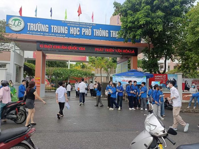 Các thí sinh vội vàng đến điểm thi cho kịp giờ. Tại mỗi điểm thi, các em luôn được các tình nguyện viên hỗ trợ, hướng dẫn nhiệt tình.