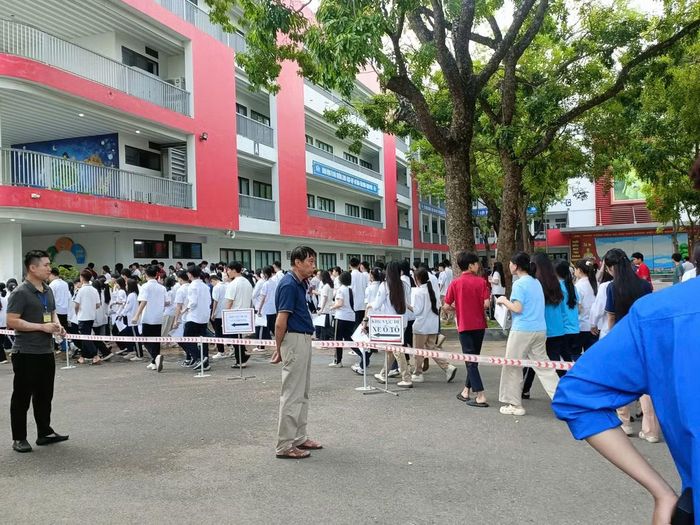 Đúng 7h, trống điểm các thí sinh được phép di chuyển lên trước cửa phòng thi để giám thị gọi tên vào phòng thi