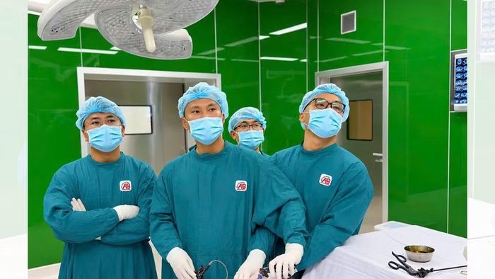 Ê-kíp phẫu thuật ung thư thận cho bệnh nhân - Ảnh BVCC