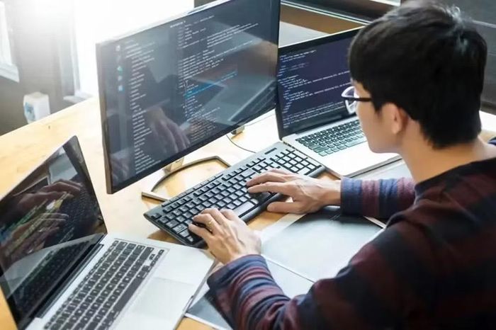 Theo nhà đồng sáng lập Microsoft, phát triển phần mềm vẫn sẽ là ngành nghề quan trọng trong nhiều năm tới bởi AI hiện mới chỉ hỗ trợ viết mã và xử lý tác vụ lặp lại, trong khi con người vẫn phải đảm nhiệm việc kiểm tra lỗi, thiết kế hệ thống và đưa ra các quyết định chiến lược cho sản phẩm công nghệ.