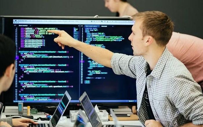Bill Gates nhận định lập trình không đơn thuần là viết code mà còn liên quan tới tư duy logic, khả năng tối ưu vận hành và giải quyết các tình huống phức tạp, những yếu tố mà AI hiện chưa thể tự xử lý hoàn toàn nếu thiếu sự giám sát của kỹ sư phần mềm.