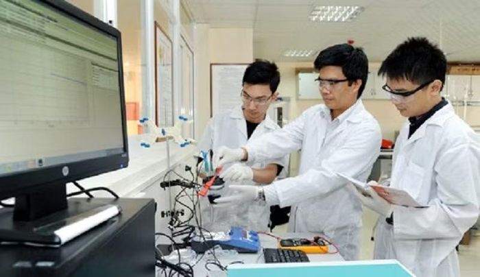 Lĩnh vực thứ hai được vị tỷ phú đánh giá có khả năng “miễn nhiễm” tốt trước AI là nghiên cứu khoa học, đặc biệt trong các ngành sinh học và y học, nơi tư duy phản biện, trực giác và khả năng đặt giả thuyết mới vẫn là lợi thế lớn của con người.
