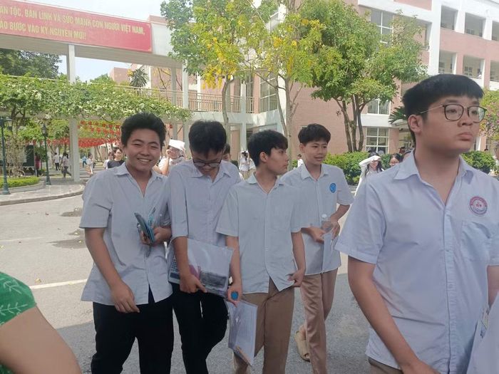 Các thí sinh cho biết đều làm được bài, đề văn ở mức vừa sức, tự tin sẽ đạt được điểm cao.