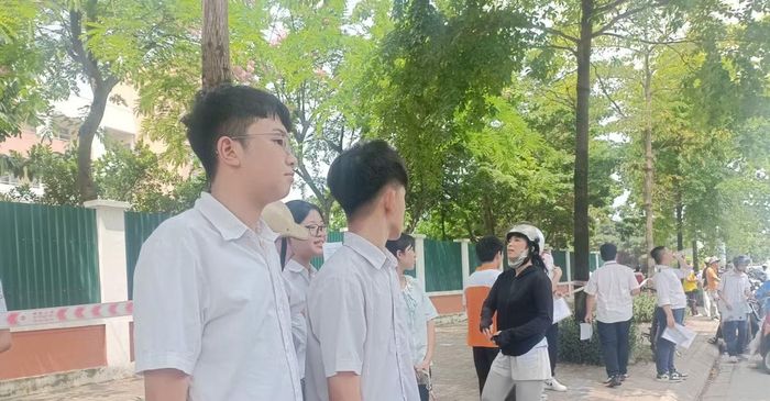 Bạn Duy Anh, trường THCS Thượng Thanh, Hà Nội cho biết, đề năm nay không khó nên em có thể đạt được khoảng 8 điểm. Việc làm bài thi tốt môn đầu tiên sẽ giúp em có tâm lý thoải mái trước môn tiếng Anh vào buổi chiều nay.