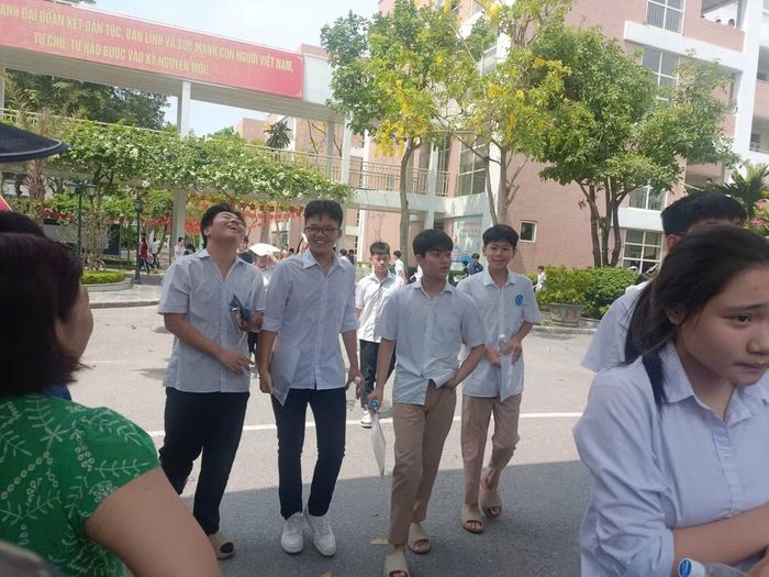 Những nụ cười rạng rỡ xuất hiện trên gương mặt nhiều thí sinh khi bước ra khỏi phòng thi. Theo chia sẻ của các em, đề thi Ngữ văn năm nay phù hợp với năng lực của đa số thí sinh.
