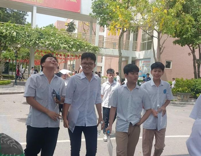  Các thí sinh thi điểm thi vào lớp 10 Hà Nội làm tốt bài thi Ngữ Văn nên phấn khởi rời điểm thi sáng nay. 