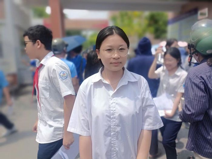  Em Ngọc Ánh, học sinh lớp 9 Trường THCS Ngọc Thụy cho biết, đề thi sáng nay rất dễ, cũng có mở rộng nhưng vừa sức của em. 