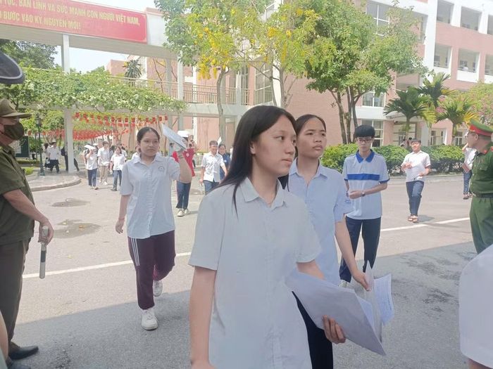 Chiều nay, thí sinh hoàn thành bài thi môn ngoại ngữ theo hình thức trắc nghiệm khách quan. Ảnh: Bình Nguyên.