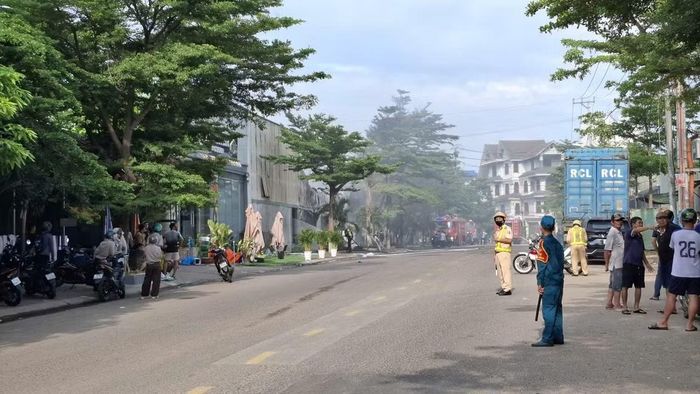 Phong tỏa tuyến đường phục vụ chữa cháy và điều tra nguyên nhân.