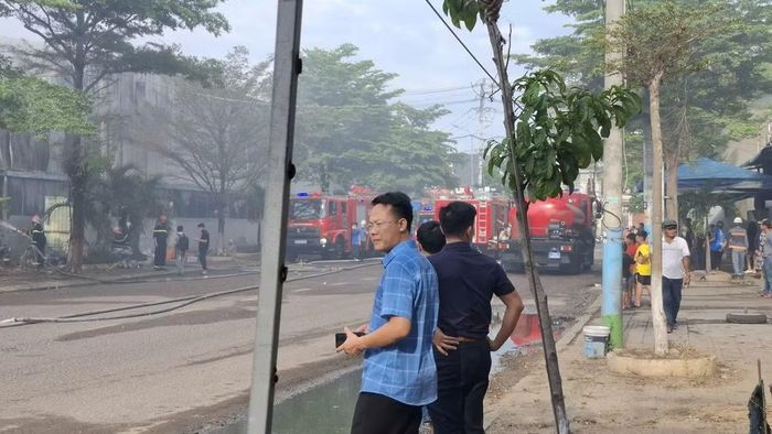 Lực lượng chức năng nhanh chóng có mặt khống chế đám cháy.