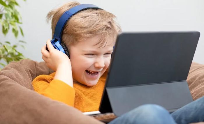 Giới chuyên gia cho rằng “dọn rác AI” không chỉ đơn thuần là xóa vài video phản cảm mà còn là cuộc chiến nhằm thay đổi cách thuật toán vận hành, tăng trách nhiệm của các nền tảng số và bảo vệ trẻ em trước một môi trường Internet ngày càng bị nội dung AI giá rẻ chi phối.