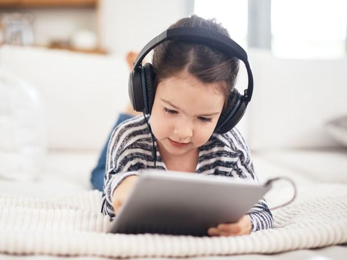 Điều đáng lo ngại là thuật toán của các nền tảng hiện nay lại ưu tiên phân phối mạnh những nội dung có khả năng gây nghiện cao như video màu sắc dày đặc, nhịp dựng nhanh và âm thanh kích thích liên tục, khiến trẻ nhỏ rất dễ bị cuốn vào vòng lặp xem vô tận.