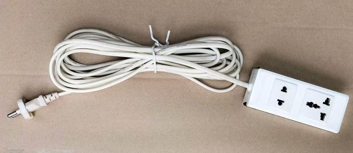 Không chỉ gây hỏng dây, việc cuộn dây điện quá chặt hoặc để dây còn bó cuộn trong lúc sử dụng còn khiến nhiệt lượng tích tụ nhanh hơn bình thường, đặc biệt khi cấp điện cho các thiết bị công suất lớn như máy sấy tóc, bếp điện hay dây nối dài dùng cho nhiều thiết bị cùng lúc.