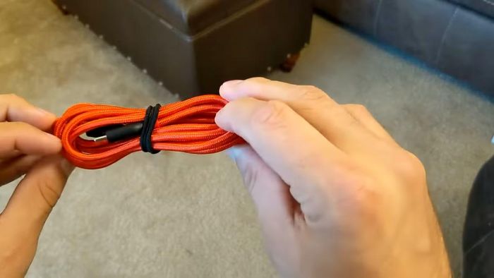 Một số chuyên gia cho biết khi dây điện bị uốn cong và ép liên tục, điện trở bên trong có thể tăng lên đáng kể, khiến khu vực đó sinh nhiệt cao hơn khi có dòng điện chạy qua, từ đó làm tăng nguy cơ nóng chảy lớp cách điện hoặc dẫn tới hiện tượng chập cháy nguy hiểm.