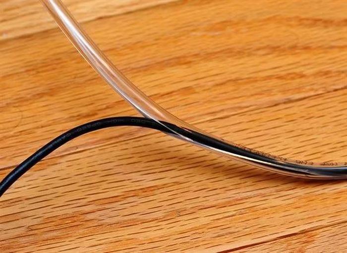 Trong bối cảnh số lượng thiết bị điện trong gia đình ngày càng nhiều, việc thay đổi những thói quen nhỏ như bảo quản dây điện đúng cách không chỉ giúp tiết kiệm chi phí thay mới mà còn đóng vai trò quan trọng trong việc giảm nguy cơ chập cháy và đảm bảo an toàn cho cả gia đình.