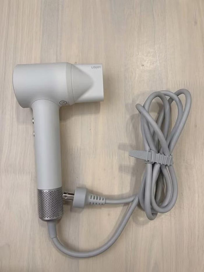 Trên các diễn đàn mạng xã hội gần đây, chủ đề bảo quản dây điện bất ngờ thu hút sự quan tâm lớn khi nhiều người chia sẻ rằng việc gập mạnh hoặc bẻ dây liên tục tại cùng một vị trí có thể làm lõi đồng bên trong bị đứt ngầm, dù bên ngoài lớp vỏ vẫn còn nguyên vẹn và rất khó phát hiện bằng mắt thường.