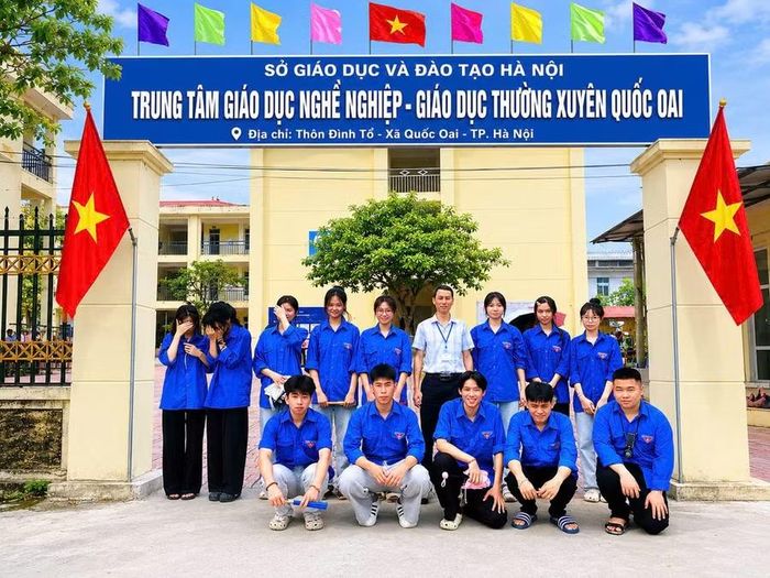 Lực lượng chức năng có mặt sớm tại điểm thi để hỗ trợ, động viên thí sinh dự thi.
