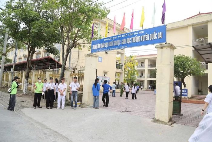 Thí sinh tại điểm thi Trung tâm GDNN-GDTX Quốc Oai.