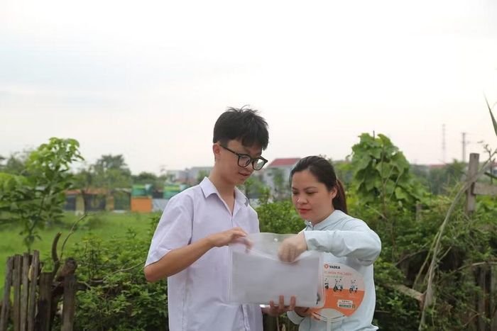 Phụ huynh động viên thí sinh trước giờ thi.