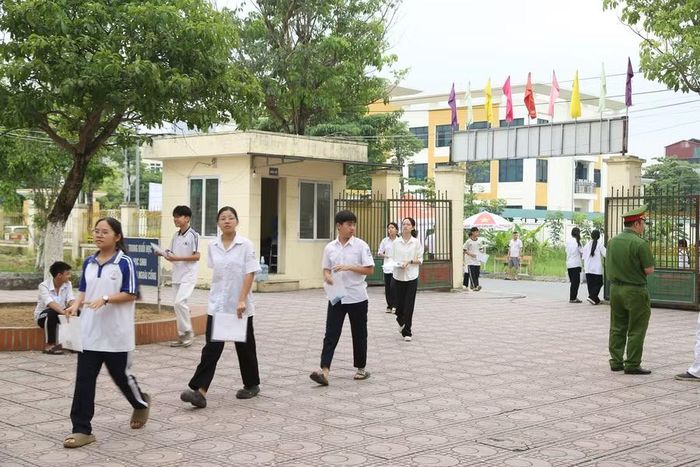 Thí sinh tới điểm thi sớm sẵn sàng cho bài thi môn Ngữ văn.