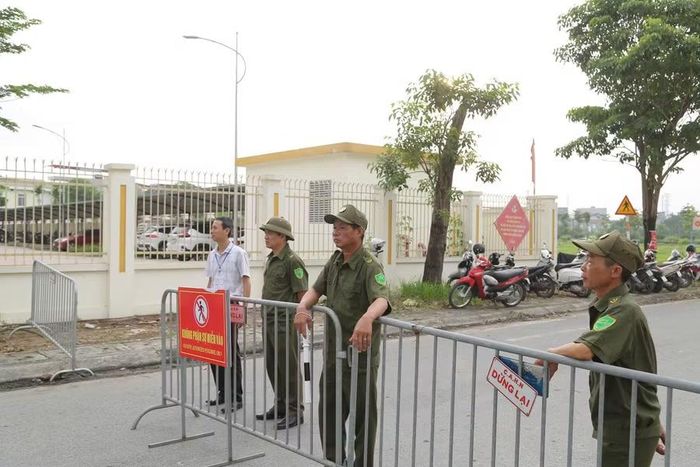 Lực lượng Công an xã Quốc Oai túc trực hỗ trợ phân luồng điều tiết giao thông.
