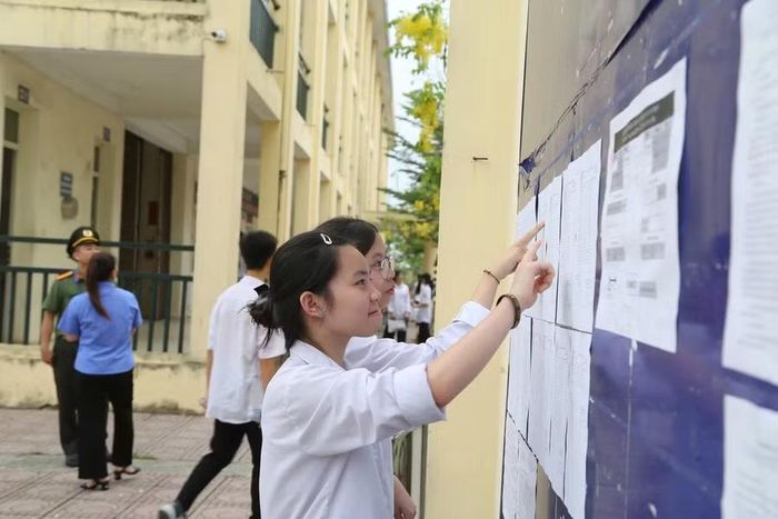 Thí sinh kiểm tra lại thông tin, phòng thi.