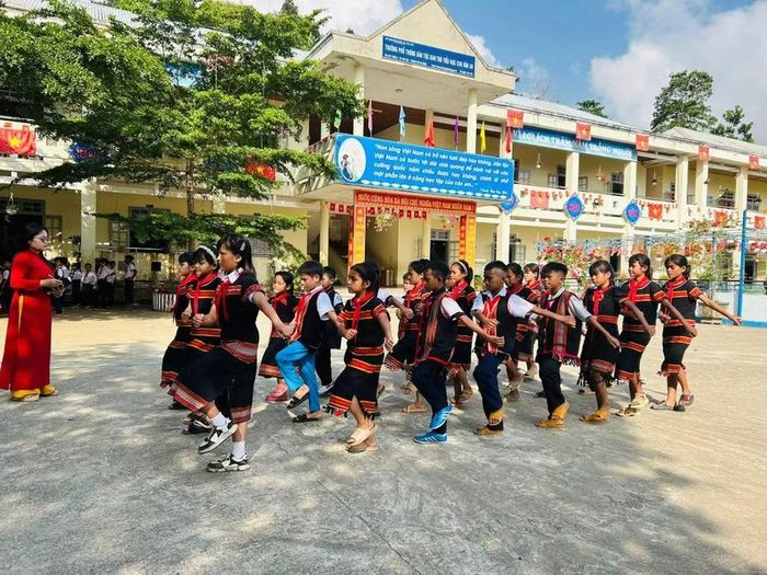 Học sinh Trường Phổ thông dân tộc bán trú Tiểu học Chu Văn An trong buổi kiểm tra Nghi thức Đội.