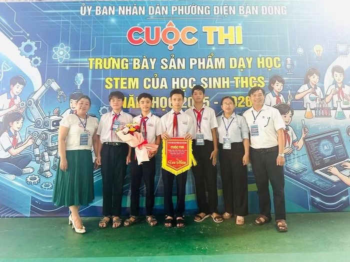Trường THCS Võ Như Hưng tham gia hoạt động trưng bày sản phẩm dạy học STEM của học sinh do UBND phường Điện Bàn Đông (TP Đà Nẵng) tổ chức.