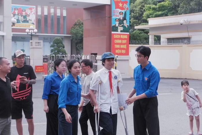  Tình nguyện viên hỗ trợ thí sinh tại điểm thi Trường THCS Nguyễn Trãi (phường Giảng Võ). 