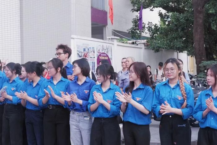 Lực lượng thanh niên tình nguyện có mặt sớm hỗ trợ thí sinh.