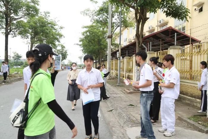Thí sinh đến điểm thi sớm, tự tin bước vào kỳ thi.