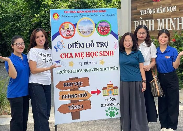 Ban giám hiệu, giáo viên Trường Mầm non Bình Minh chào đón phụ huynh đưa con tới tham gia Kỳ thi tuyển sinh vào lớp 10.