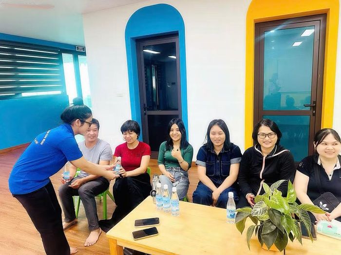 Khu vực đón tiếp phụ huynh với không gian nghỉ ngơi sạch sẽ, thoáng mát, có điều hòa và nước uống miễn phí trong thời gian chờ con làm bài thi.