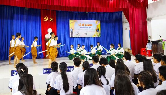 Văn nghệ chào mừng.