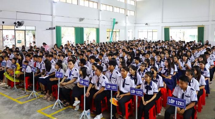 Học sinh dự lễ bế giảng.