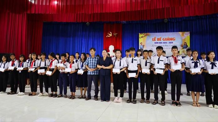 Học sinh nhận học bổng.