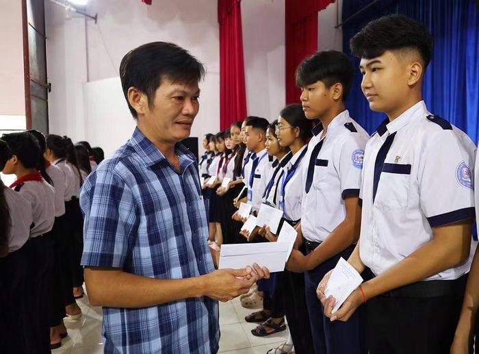 Sở Dân tộc và Tôn giáo Cà Mau tặng học bổng học sinh.