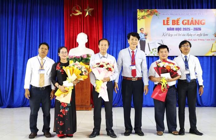 Nhà trường tri ân giáo viên nghỉ hưu.