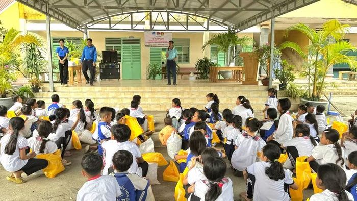 Học sinh Trường Tiểu học A An Tức tham gia buổi sinh hoạt hè.