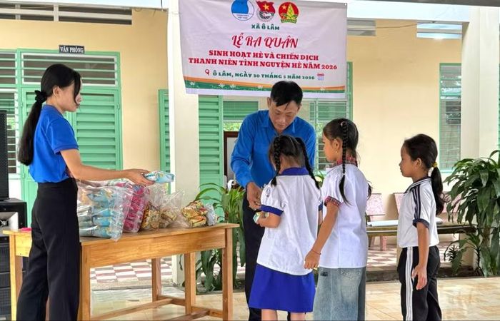 Trao quà cho các em học sinh Khmer có hoàn cảnh khó khăn.