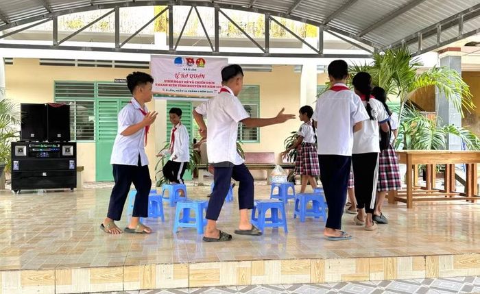 Học sinh hào hứng tham gia các trò chơi vận động.
