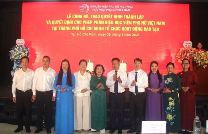Các đại biểu chụp hình lưu niệm.