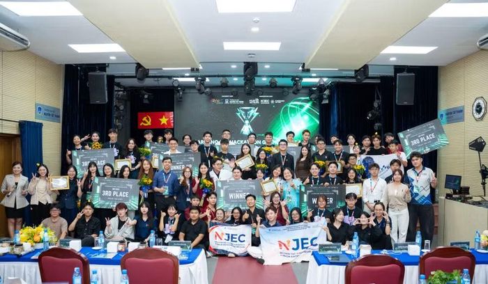 Các đội thi đoạt giải tại cuộc thi Cardano SEA Hackathon 2026. Ảnh: BTC.