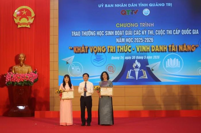 Ông Nguyễn Văn Phương, Bí thư Tỉnh ủy Quảng Trị trao Bằng khen cho tập thể có thành tích xuất sắc trong công tác bồi dưỡng.
