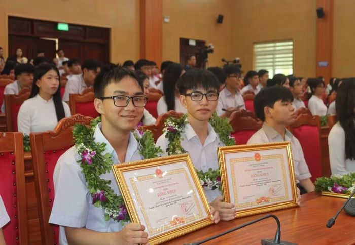 Niềm vui của em các học sinh khi được ghi nhận, vinh danh.