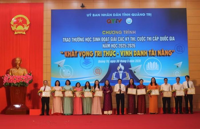 Chương trình vinh danh các tập thể điển hình và các thầy, cô giáo có thành tích xuất sắc trong công tác bồi dưỡng học sinh giỏi.