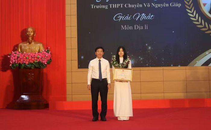 Ông Nguyễn Văn Phương, Bí thư Tỉnh ủy Quảng Trị trao Bằng khen cho học sinh có thành tích xuất sắc.