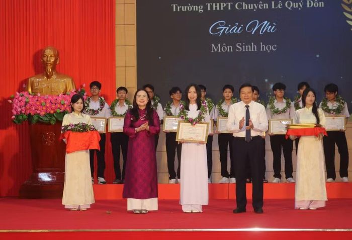 Ông Lê Hồng Vinh, Phó Bí thư Tỉnh ủy, Chủ tịch UBND tỉnh Quảng Trị và bà Lê Thị Hương, Giám đốc Sở GD&amp;ĐT tỉnh Quảng Trị trao thưởng cho các em.